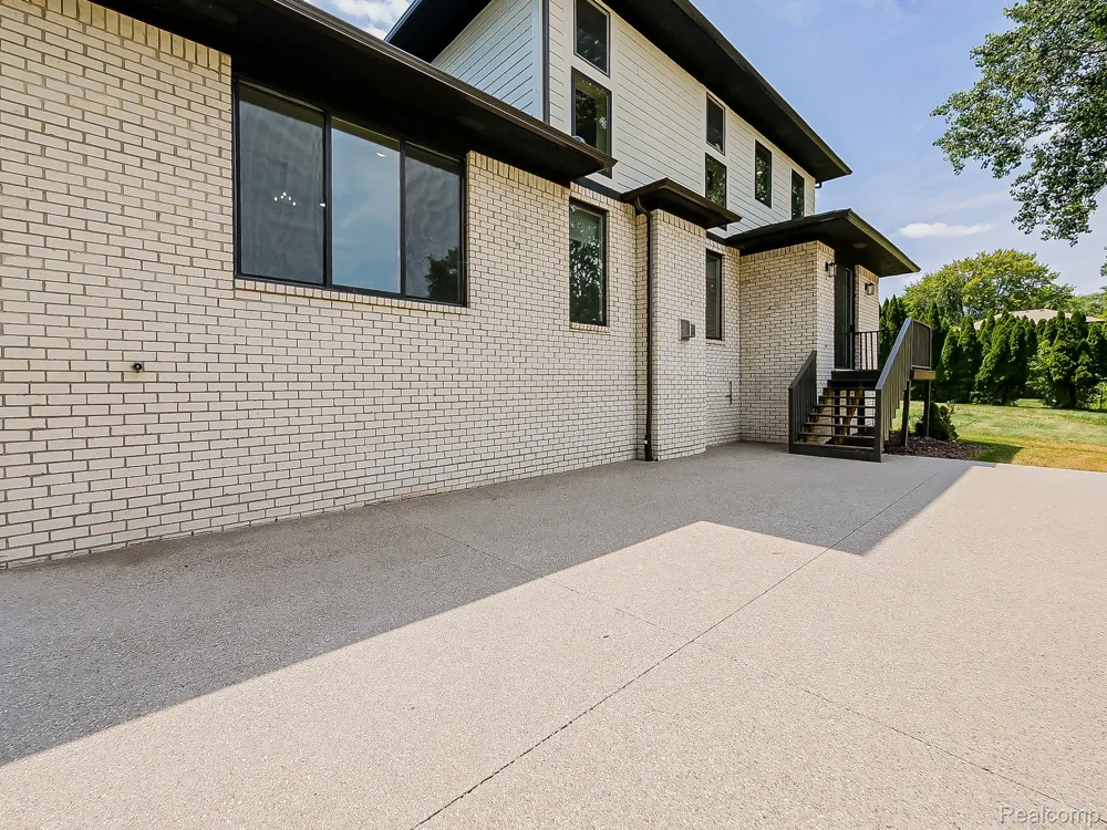 1683 Delta Drive Troy City, MI 48085