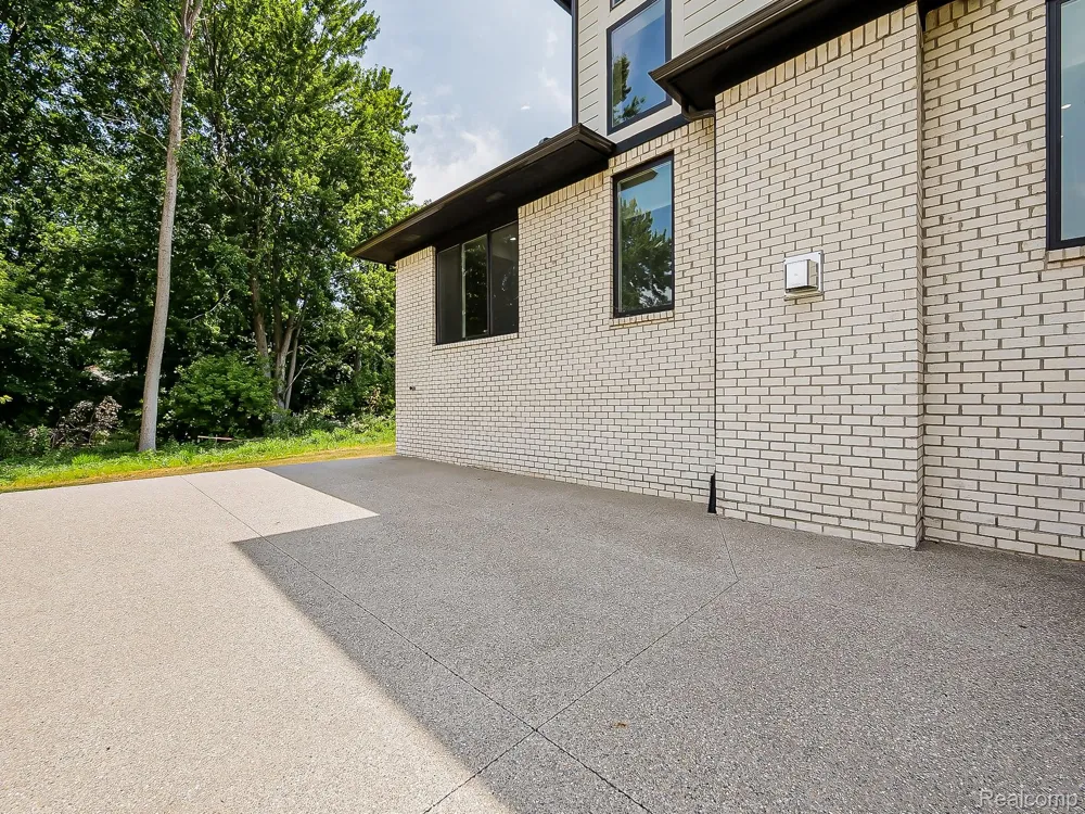 1683 Delta Drive Troy City, MI 48085