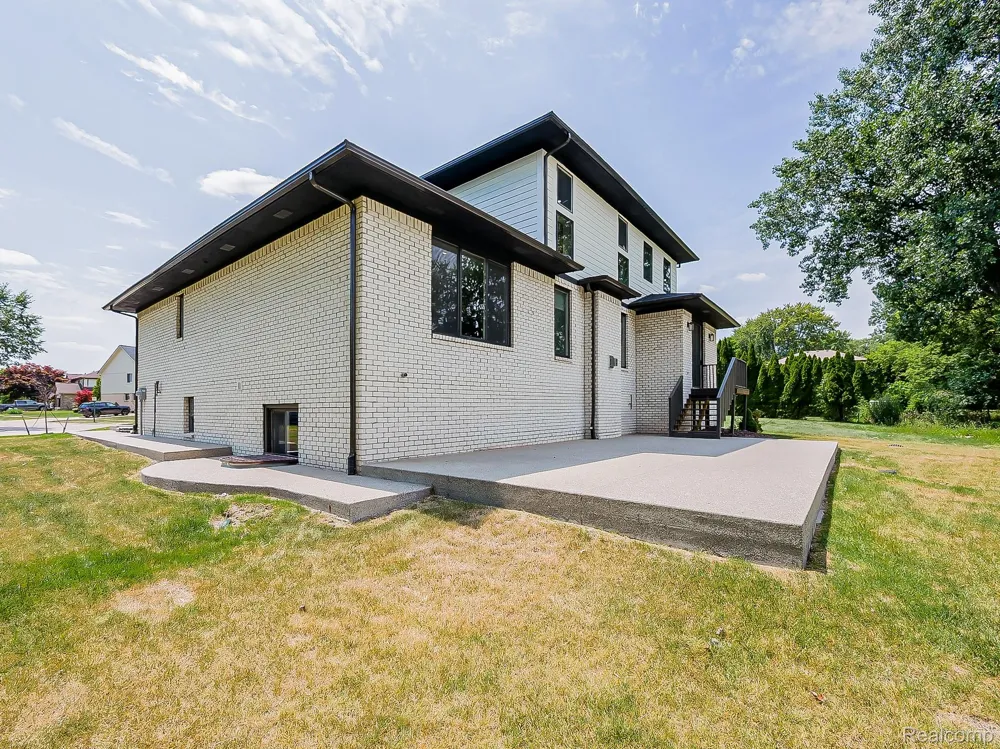 1683 Delta Drive Troy City, MI 48085