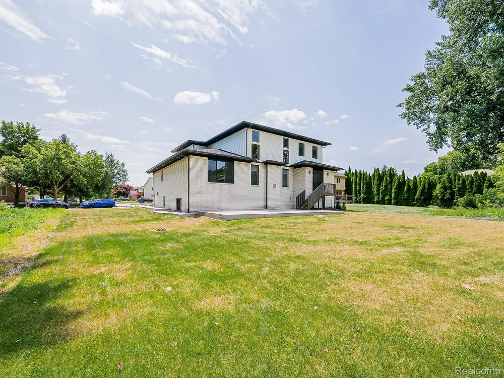 1683 Delta Drive Troy City, MI 48085