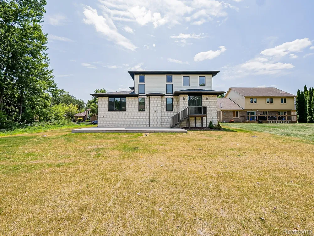 1683 Delta Drive Troy City, MI 48085