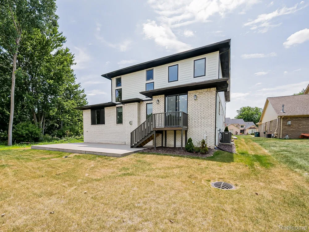 1683 Delta Drive Troy City, MI 48085