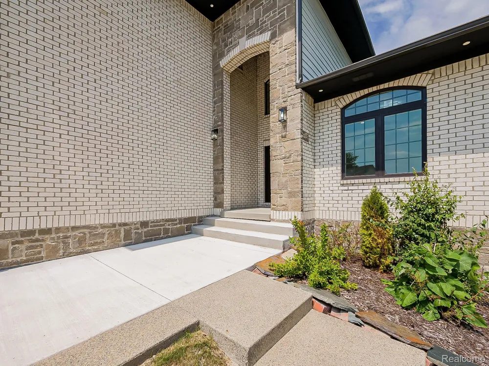 1683 Delta Drive Troy City, MI 48085