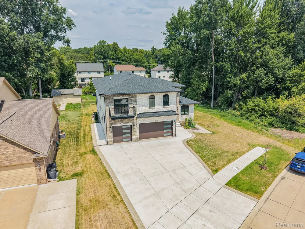 1683 Delta Drive Troy City, MI 48085