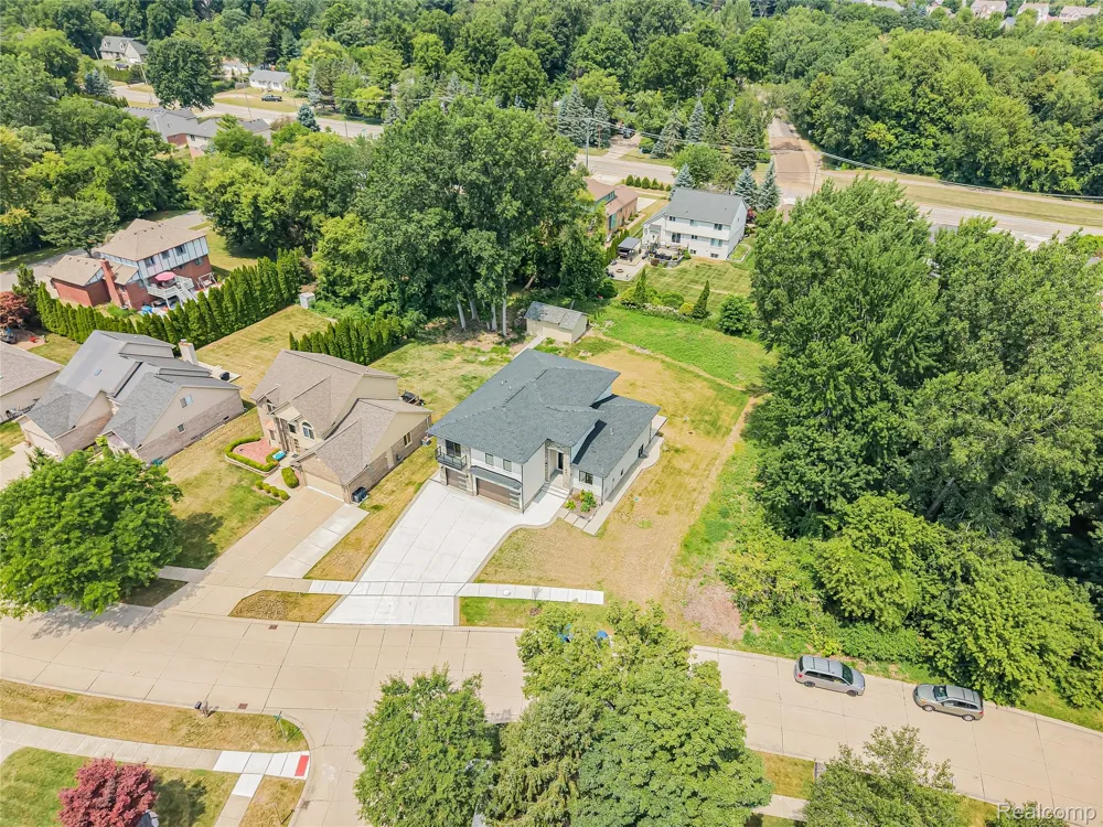 1683 Delta Drive Troy City, MI 48085