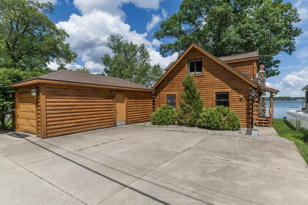 9715 Woodlawn Drive Portage City, MI 49002