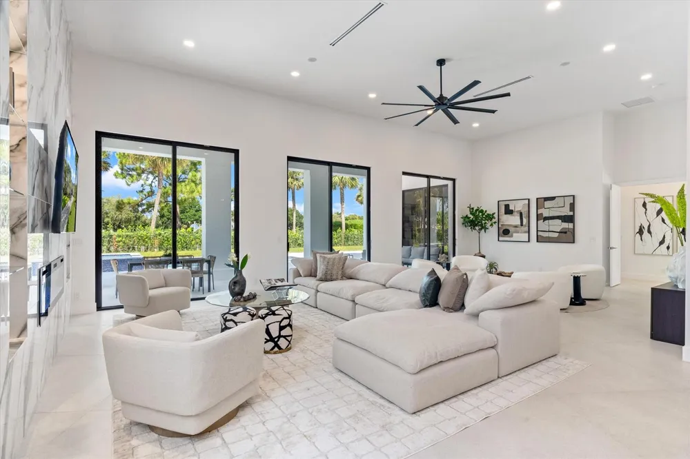 2525 Seminole Circle West Palm Beach, FL 33409