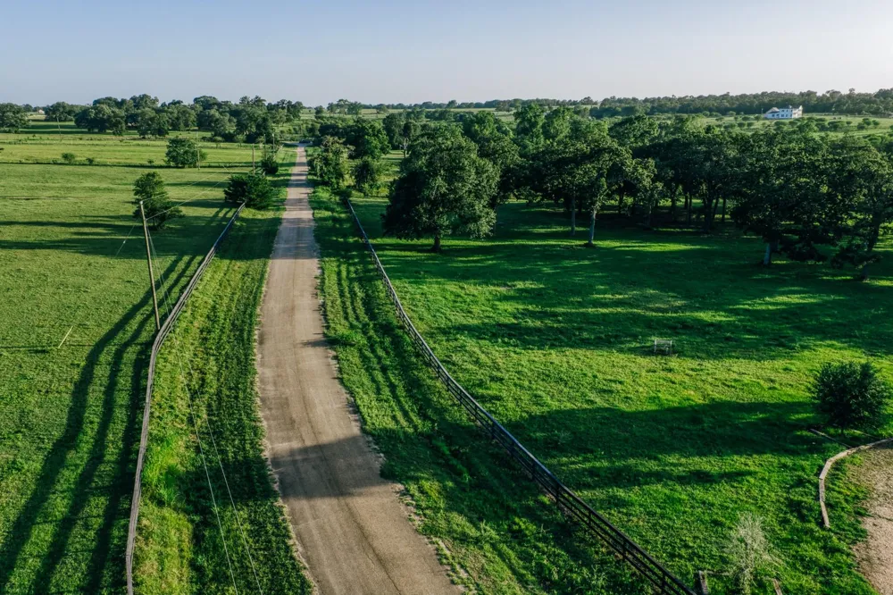 8321 Equestrian Lane Washington, TX 77880