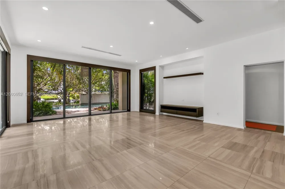 6840 Sunrise Pl Coral Gables, FL 33133