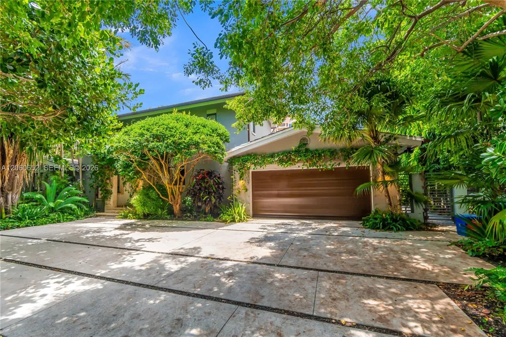 6840 Sunrise Pl Coral Gables, FL 33133