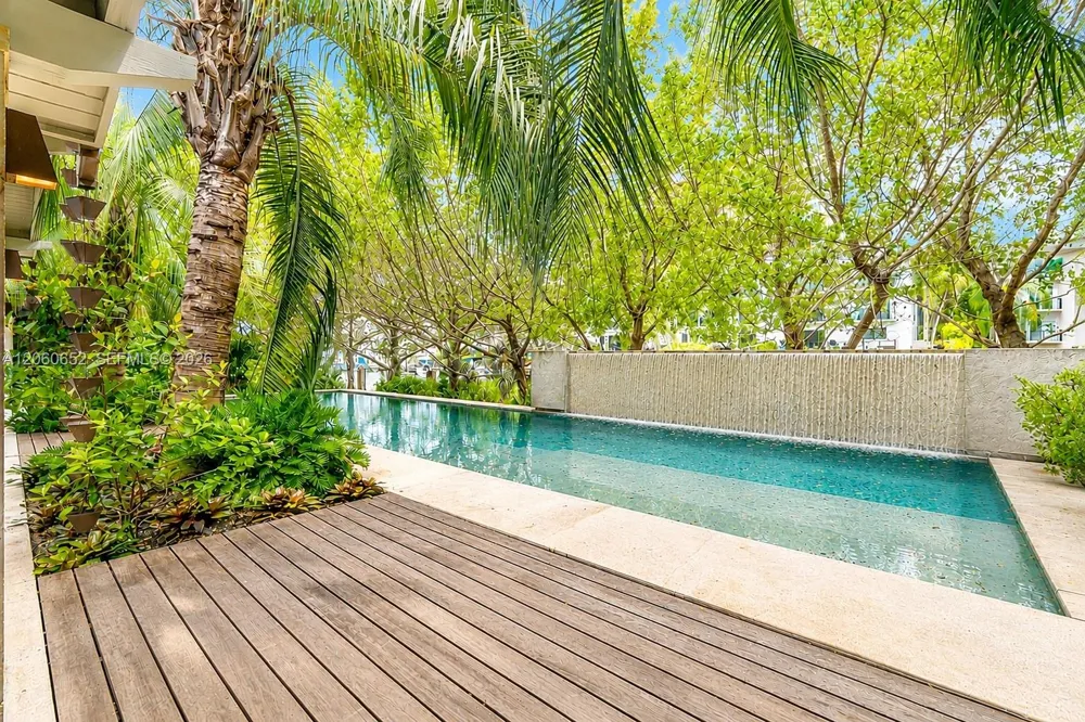 6840 Sunrise Pl Coral Gables, FL 33133