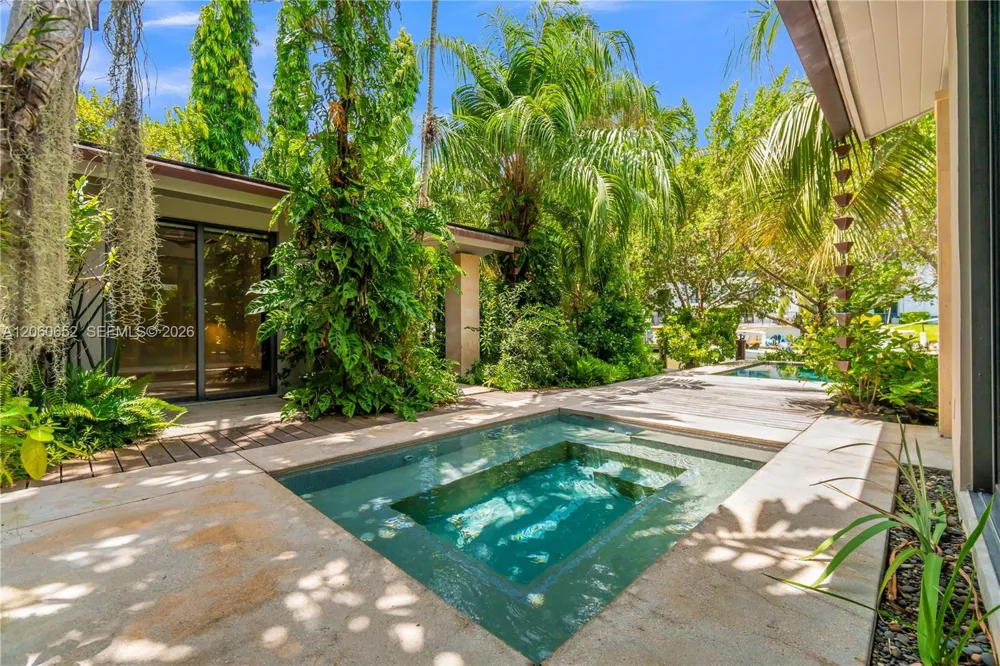 6840 Sunrise Pl Coral Gables, FL 33133