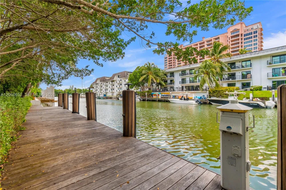 6840 Sunrise Pl Coral Gables, FL 33133