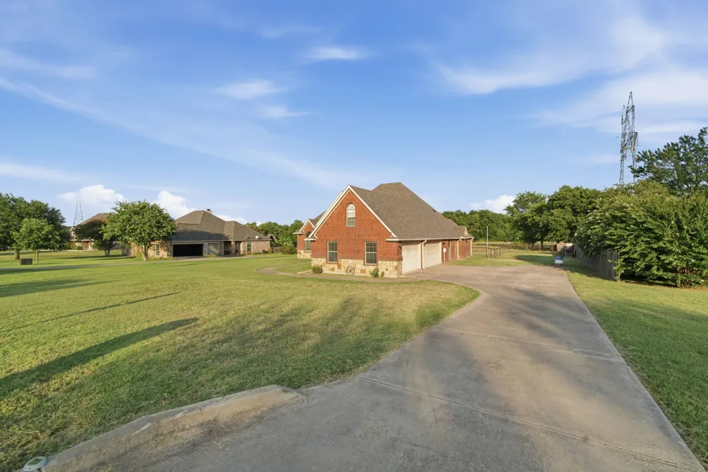 148 Fossil Rock Drive Azle, TX 76020