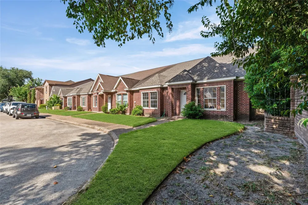 1310 E James Street #19 Baytown, TX 77520