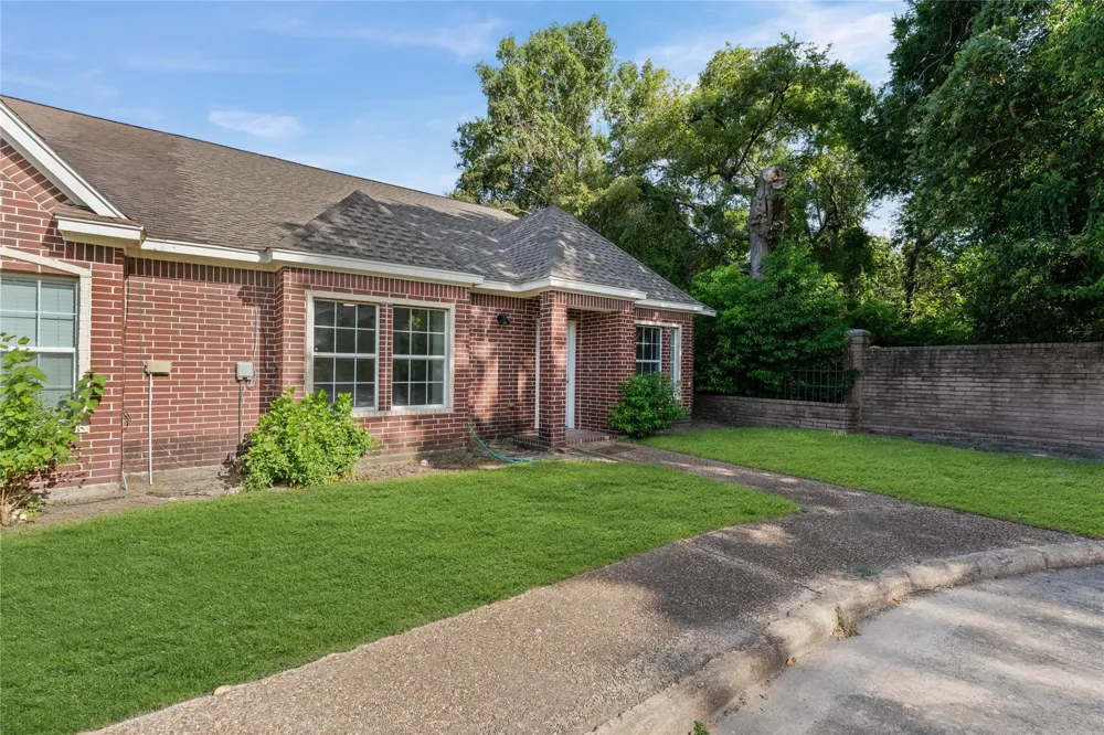 1310 E James Street #19 Baytown, TX 77520