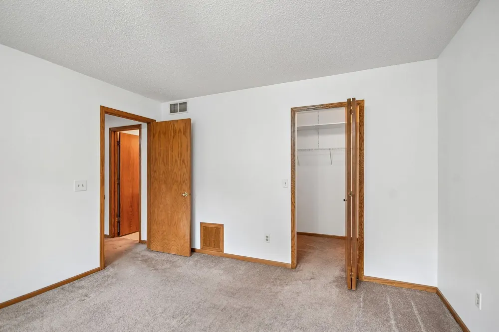 2580 Bedford Court #16 Mendota Heights, MN 55120