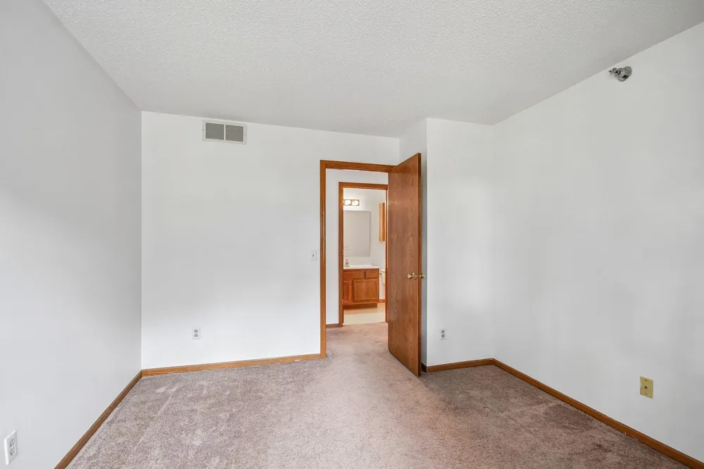 2580 Bedford Court #16 Mendota Heights, MN 55120