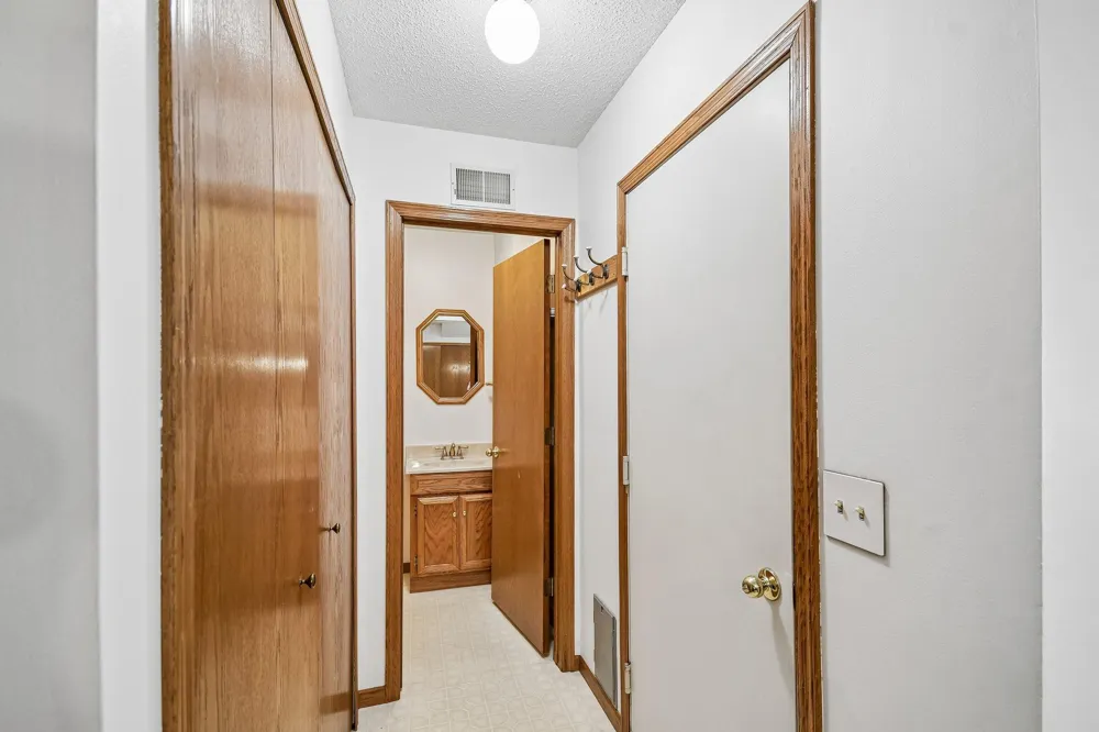 2580 Bedford Court #16 Mendota Heights, MN 55120