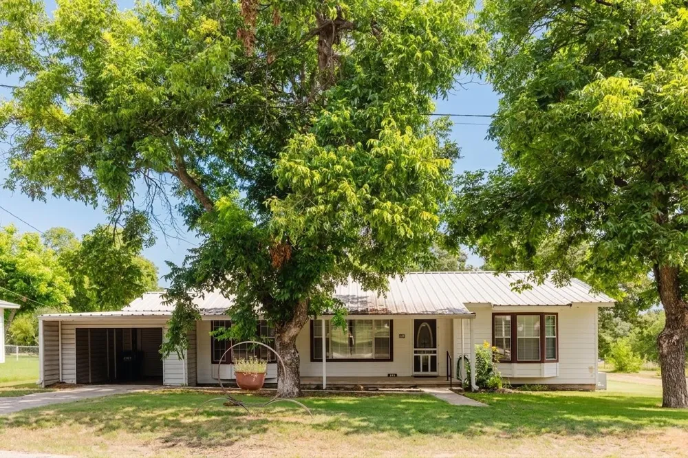 649 E Short Avenue De Leon, TX 76444
