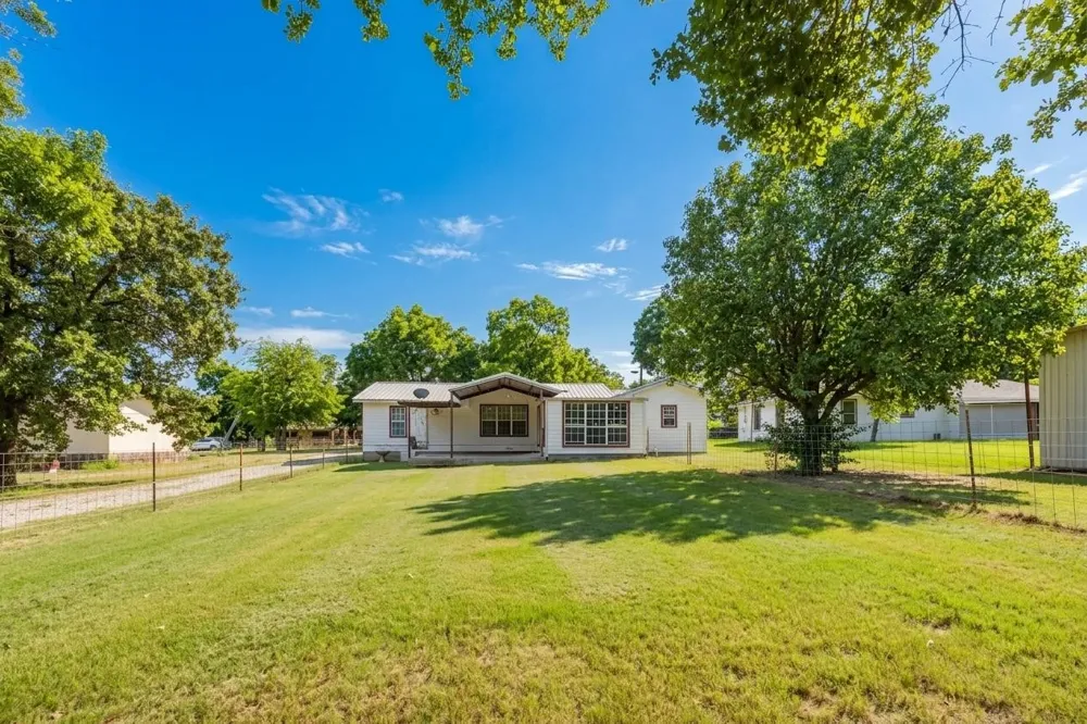 649 E Short Avenue De Leon, TX 76444