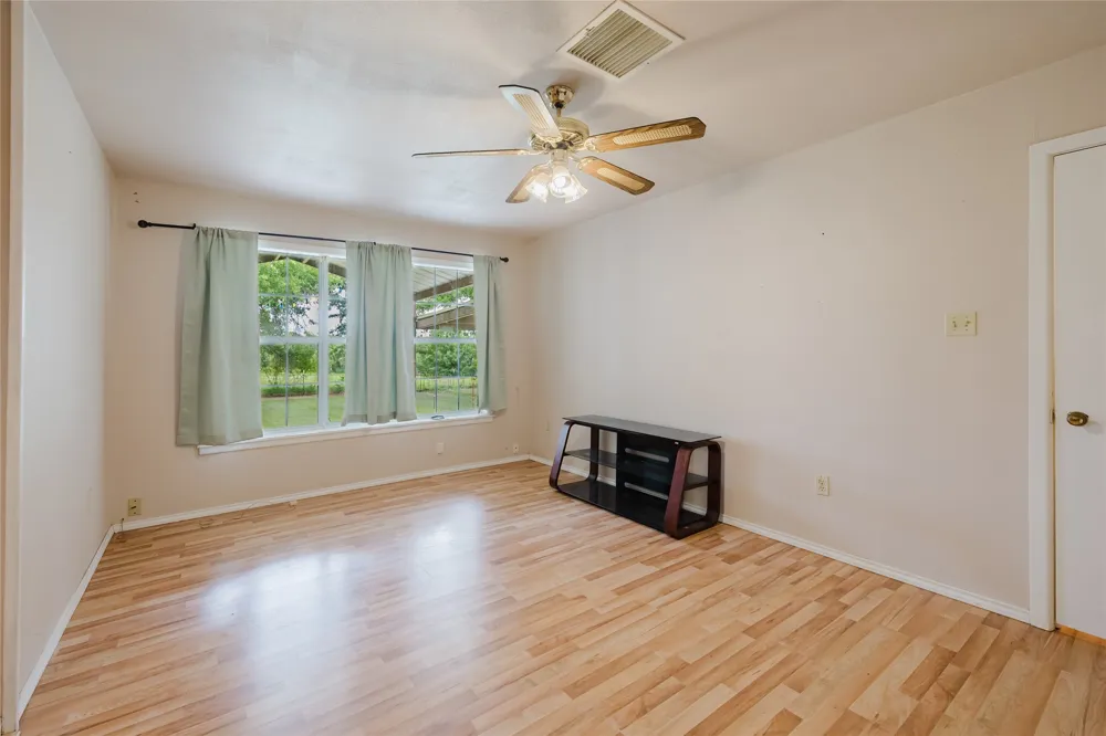 649 E Short Avenue De Leon, TX 76444