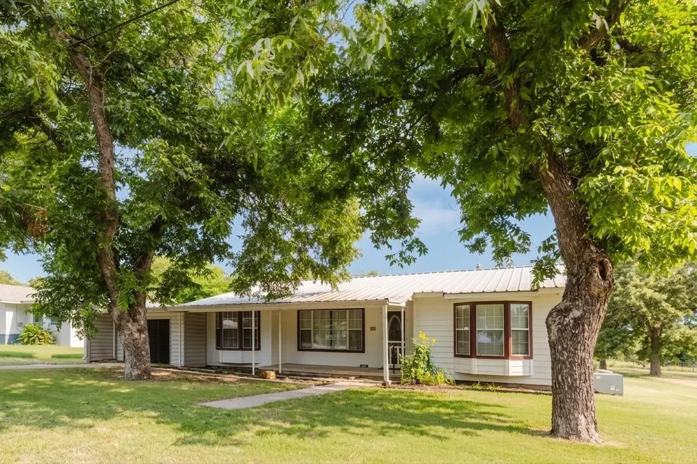 649 E Short Avenue De Leon, TX 76444