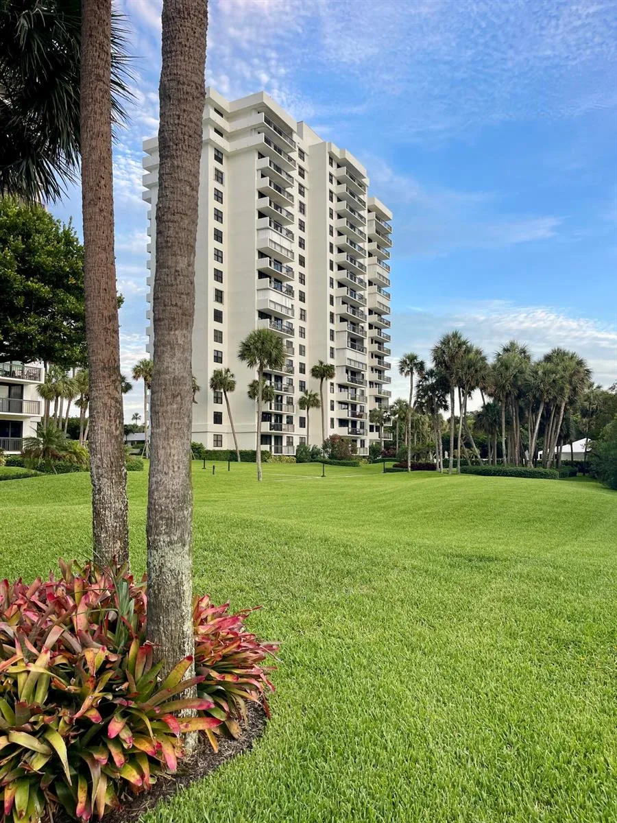 2001 OCEAN BOULEVARD #301 Boca Raton, FL 33431