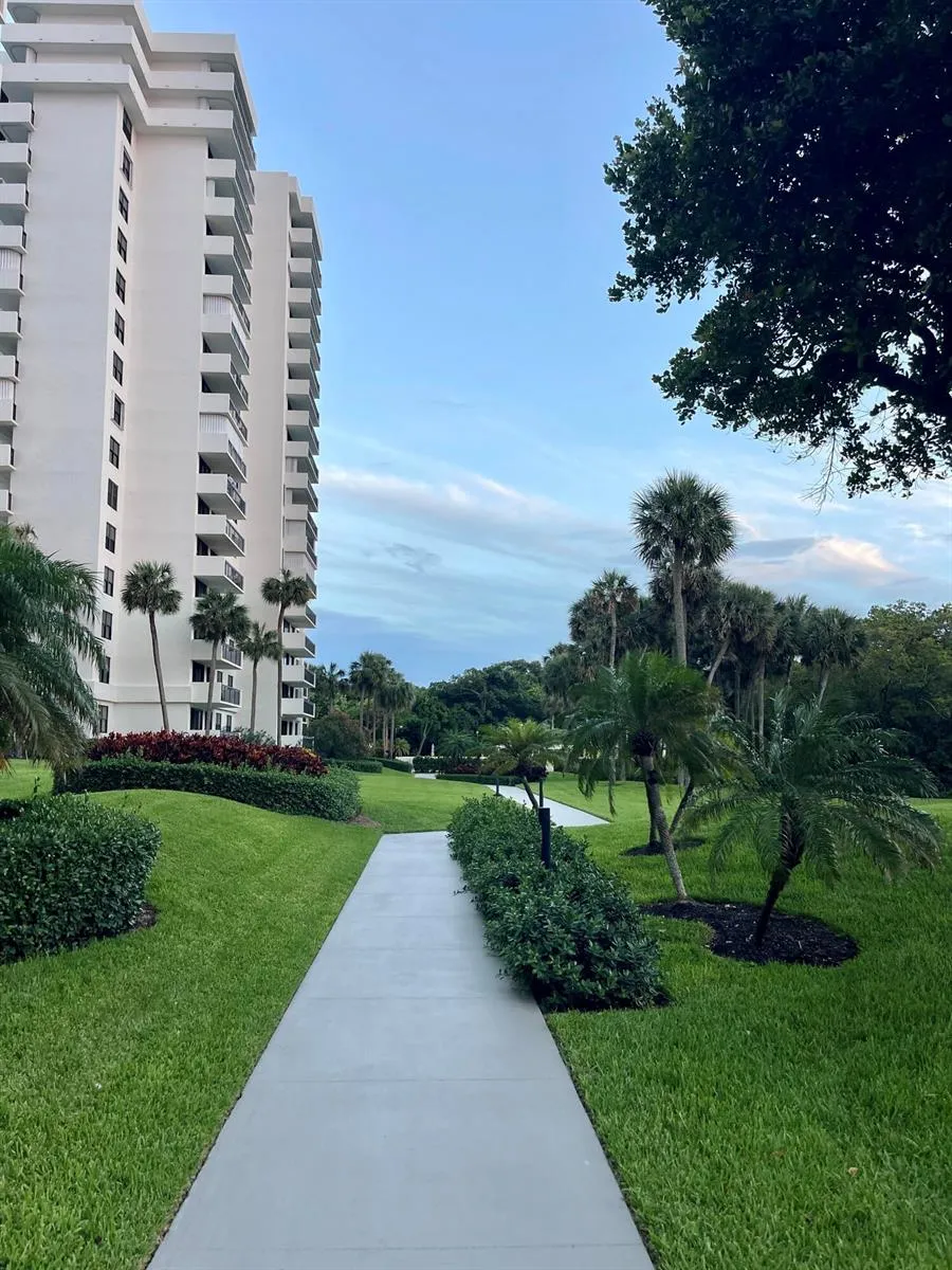 2001 OCEAN BOULEVARD #301 Boca Raton, FL 33431