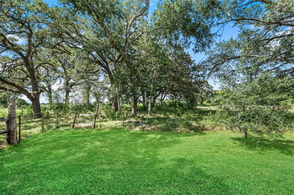 25739 Old Howth Road Hempstead, TX 77445