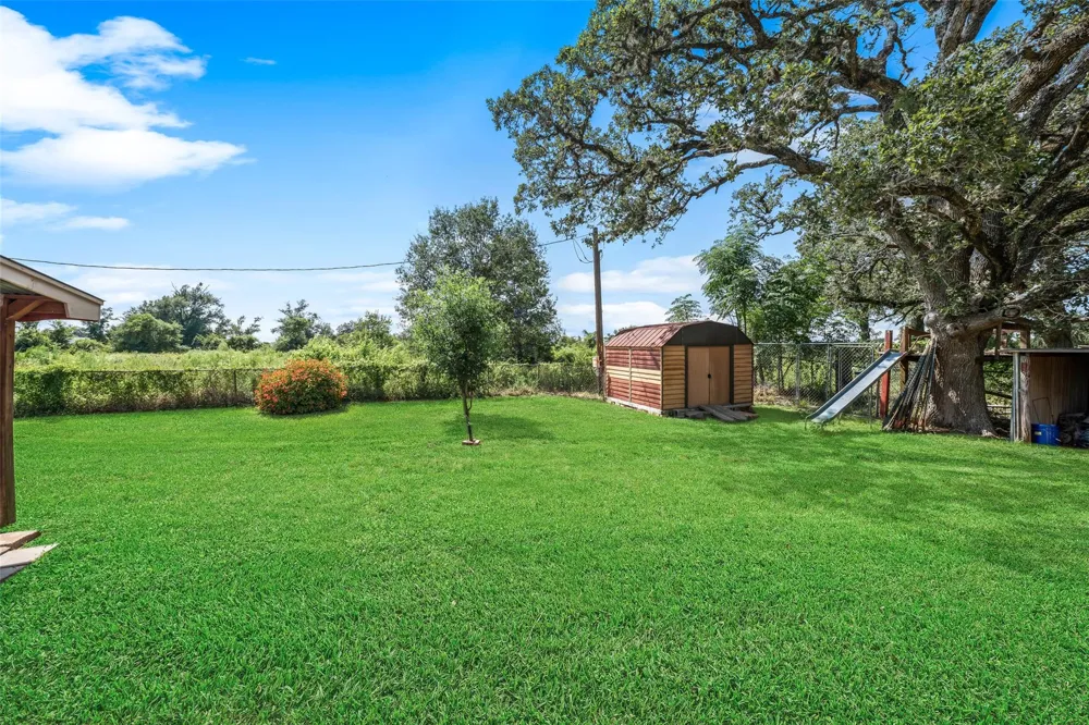 25739 Old Howth Road Hempstead, TX 77445