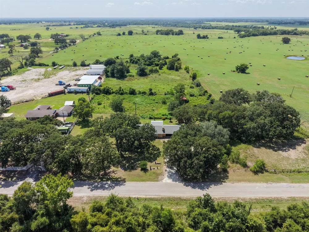 25739 Old Howth Road Hempstead, TX 77445