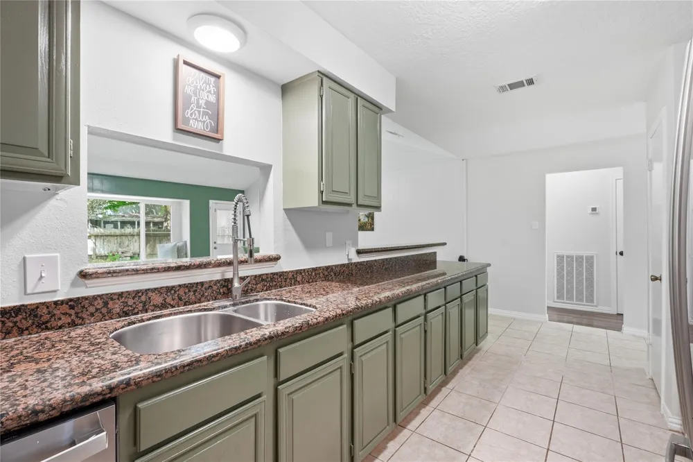 4850 Kentington Drive Alvin, TX 77511