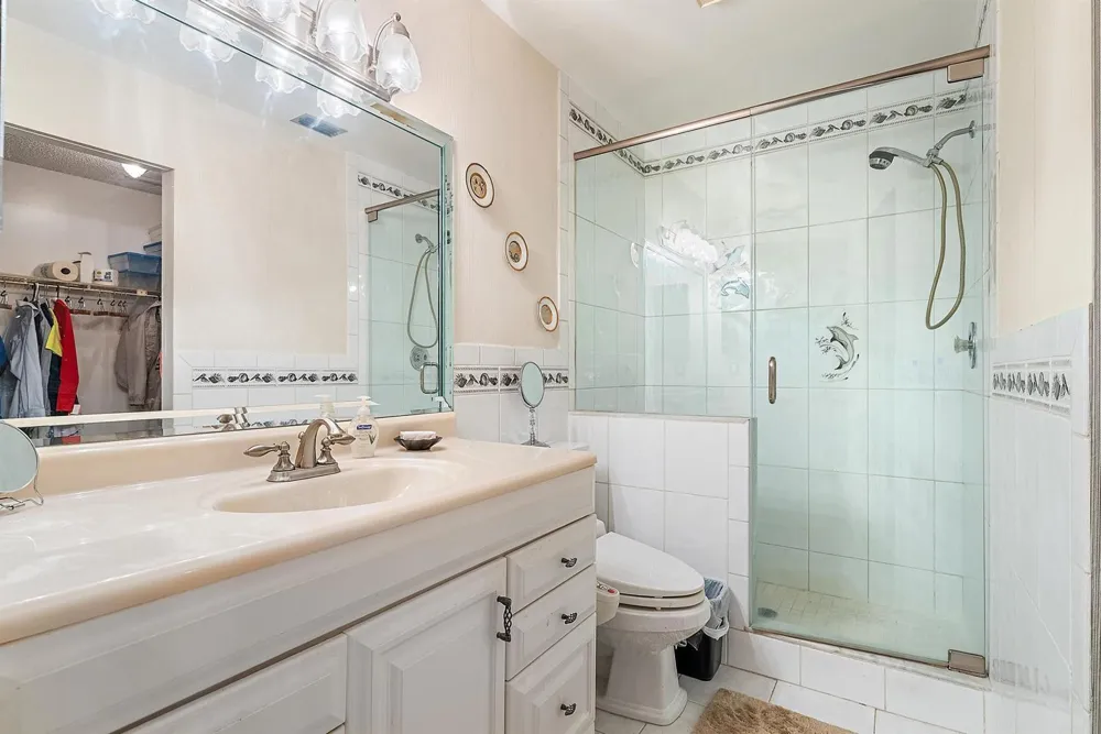7633 Tahiti Lane #204 Lake Worth, FL 33467