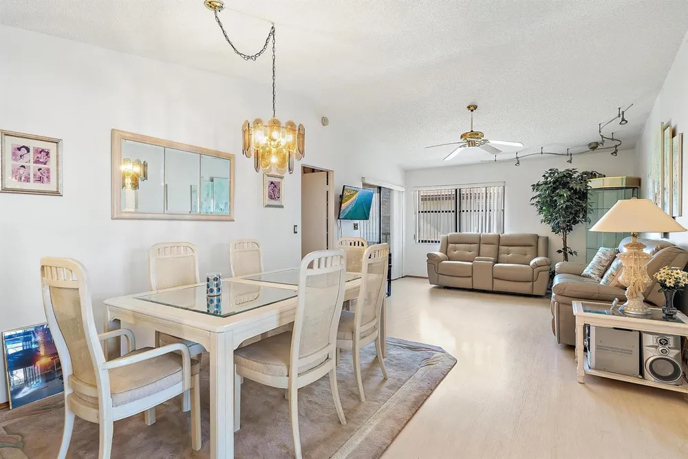 7633 Tahiti Lane #204 Lake Worth, FL 33467