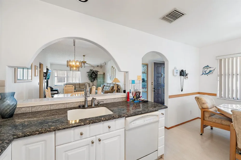 7633 Tahiti Lane #204 Lake Worth, FL 33467