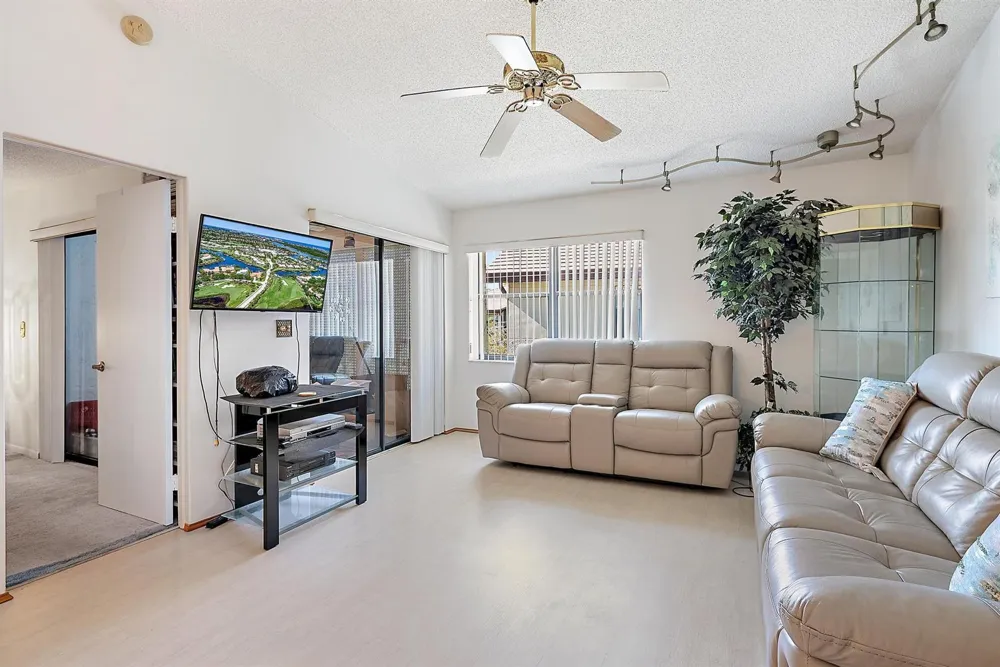 7633 Tahiti Lane #204 Lake Worth, FL 33467