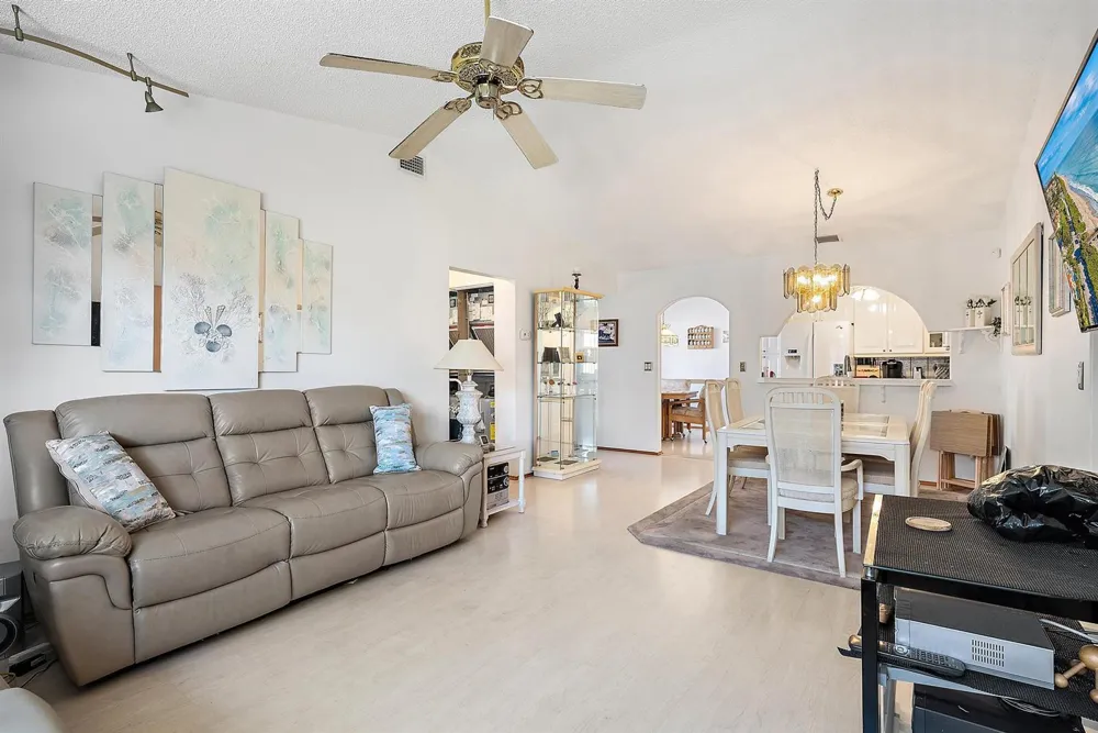 7633 Tahiti Lane #204 Lake Worth, FL 33467
