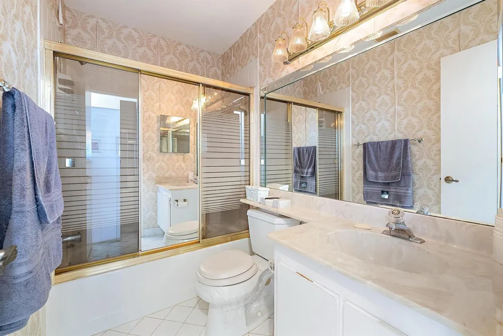 7633 Tahiti Lane #204 Lake Worth, FL 33467