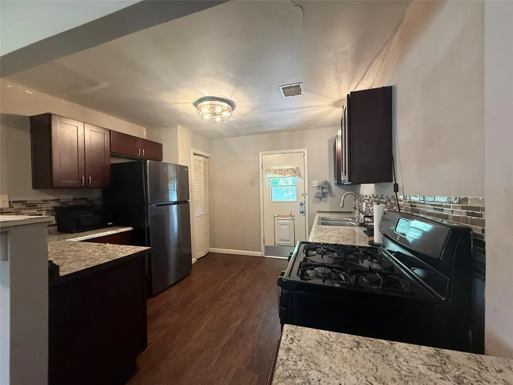725 Kyle Street Angleton, TX 77515