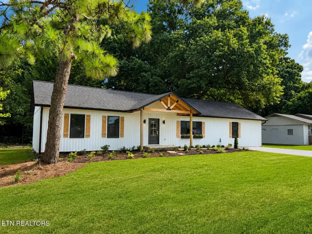 412 Sherwood Drive Maryville, TN 37801