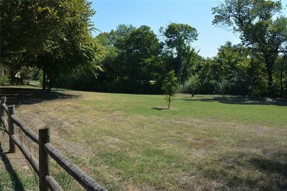 216 E Denton Drive Euless, TX 76039