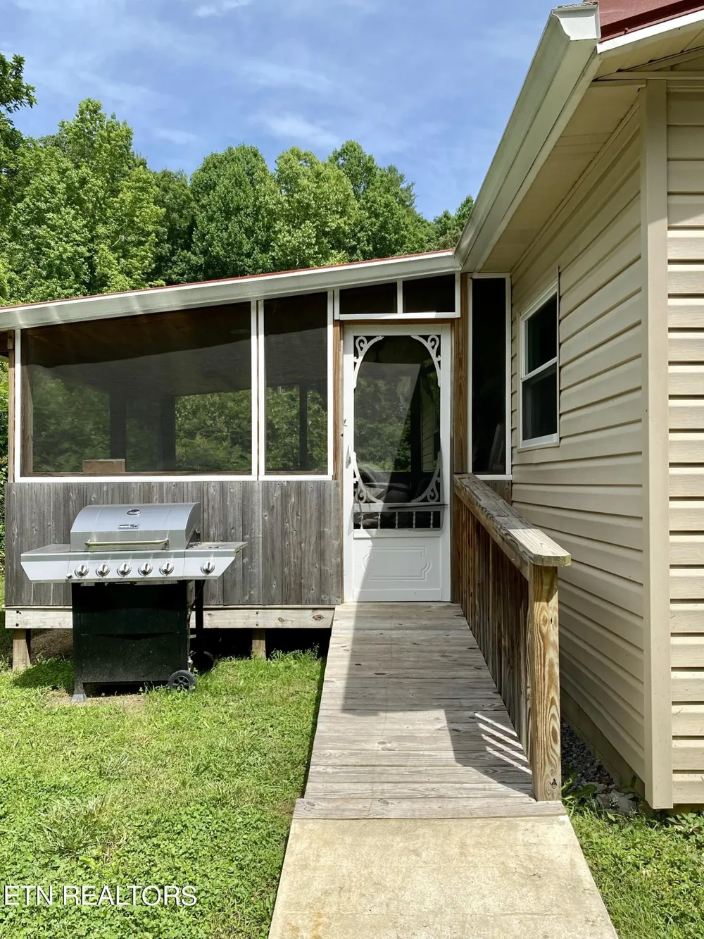 207 Blackburn Lane Lenoir City, TN 37771