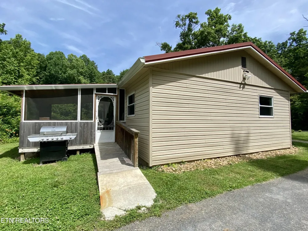 207 Blackburn Lane Lenoir City, TN 37771