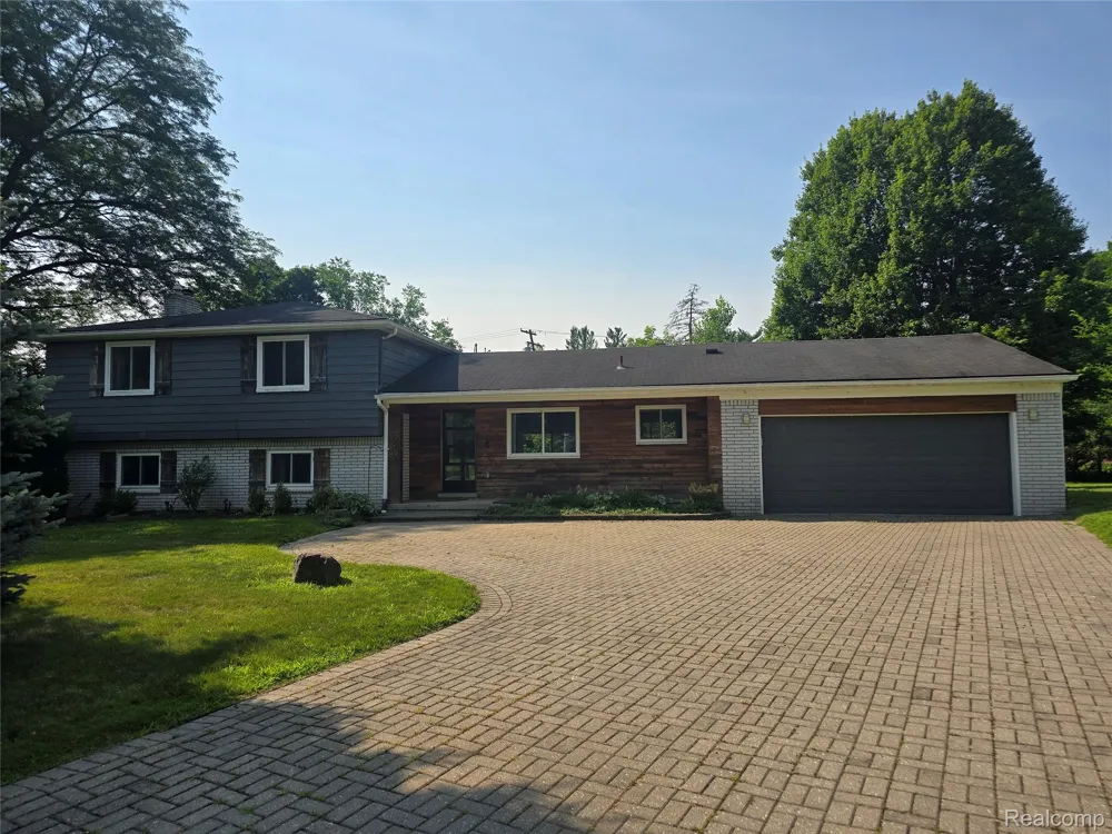 24697 S Cromwell Drive Franklin Village, MI 48025