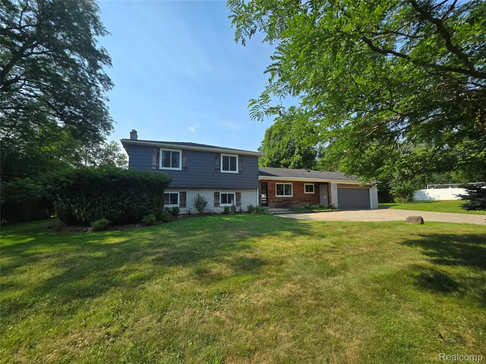 24697 S Cromwell Drive Franklin Village, MI 48025