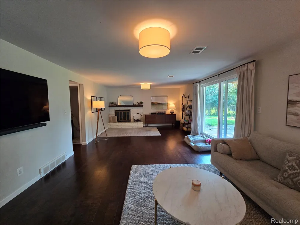 24697 S Cromwell Drive Franklin Village, MI 48025