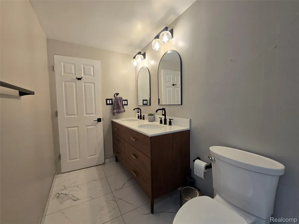 24697 S Cromwell Drive Franklin Village, MI 48025