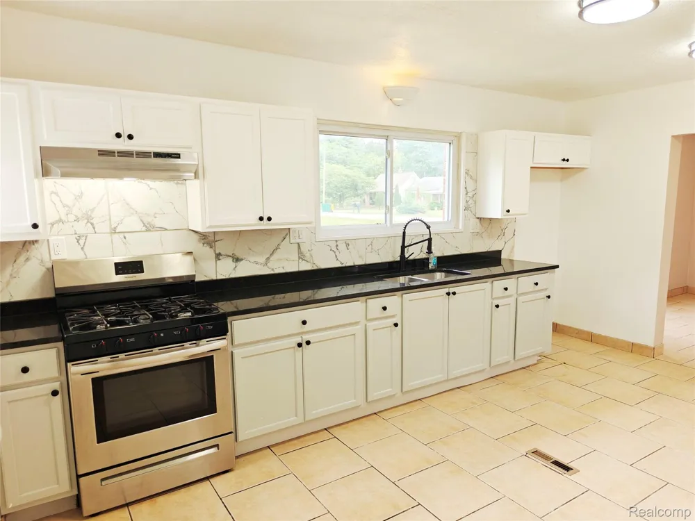 6270 Hunt Street Romulus City, MI 48174