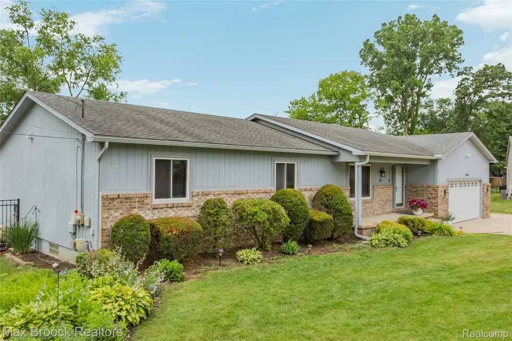 2000 Matthew Street Commerce Charter Township, MI 48390